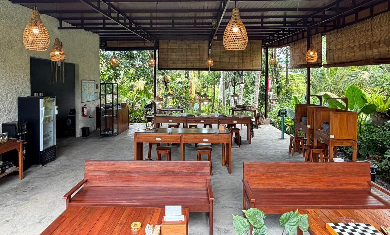 Lokasi workshop perak Caturasa di tengah sawah dengan pemandangan Gunung Agung